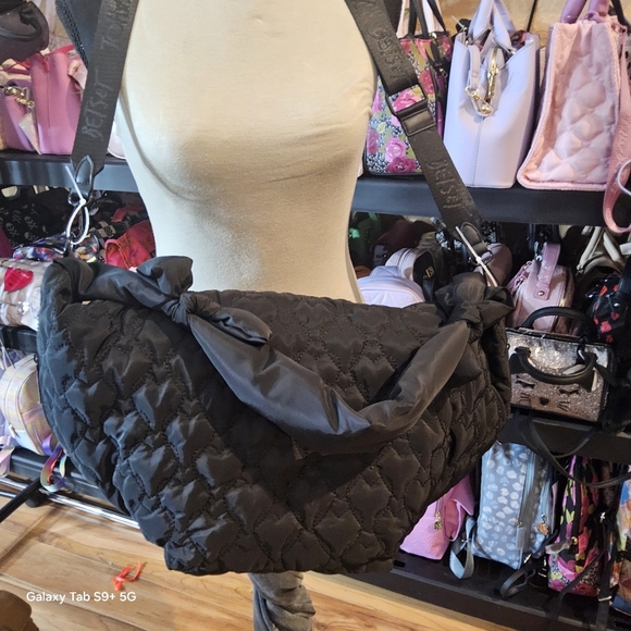 BETSEY JOHNSON BLACK NYLON QUILTED HEARTS XLARGE SLING BAG w/BOWS - Picture 10 of 12